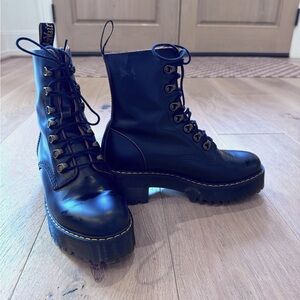 Dr. Marten size 8 Leona boot